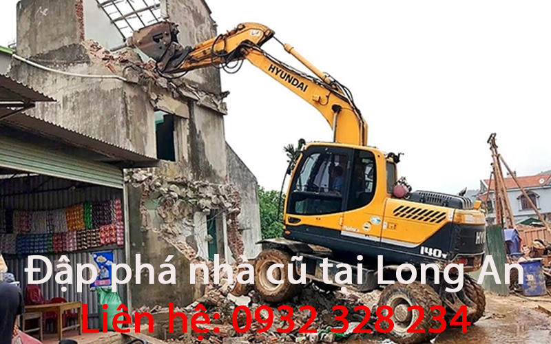 Đập phá nhà cũ tại Long An
